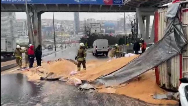 Kepek yüklü kamyon motosikletli kuryenin üzerine devrildi